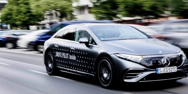 Mercedes se convierte en el primer fabricante en vender vehículos autónomos en EE. UU. que no requieren a los conductores vigilar la carretera