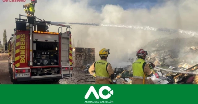 Bomberos sofocan un incendio en una planta de reciclaje en Moncofa