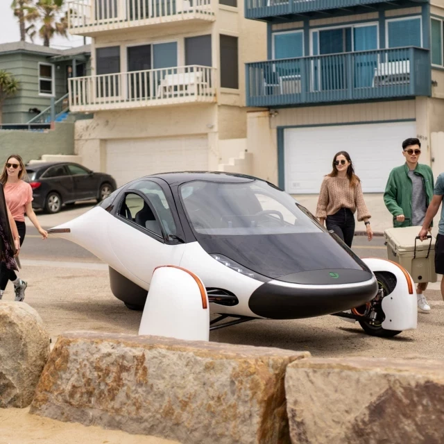 El coche solar será realidad este año, con 1.600 km de autonomía, energía gratis y a la venta desde 26.500 dólares