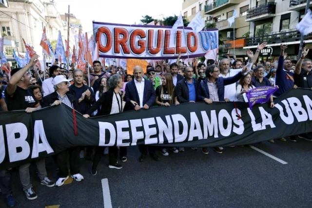 Multitudinaria marcha en contra del recorte al presupuesto universitario por parte del presidente argentino, Javier Milei
