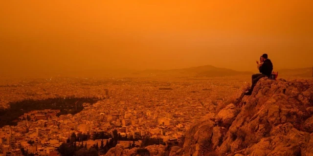 Atenas se tiñe de naranja por las nubes de polvo del Sáhara