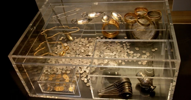 La historia de cómo el mayor tesoro de la Britania romana fue descubierto con un detector de metales