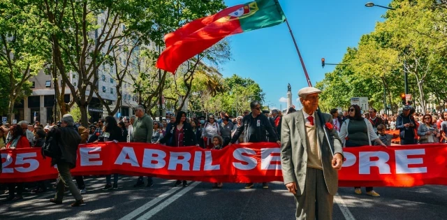 50 aniversario de la Revolución de los Claveles en Portugal, el levantamiento pacífico que derrocó a una dictadura y puso fin a una década de guerra colonial. (ENG)