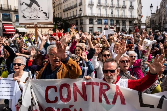 Vecinos de Madrid entregan más de 7.000 reclamaciones al Gobierno de Ayuso ante la degradación de la sanidad pública
