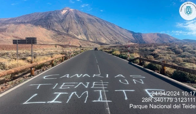 La nueva pintada con el lema del 20A: un "vandalismo" que atenta contra el Teide