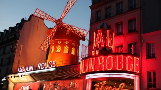 Se desploman las aspas del Moulin Rouge de París