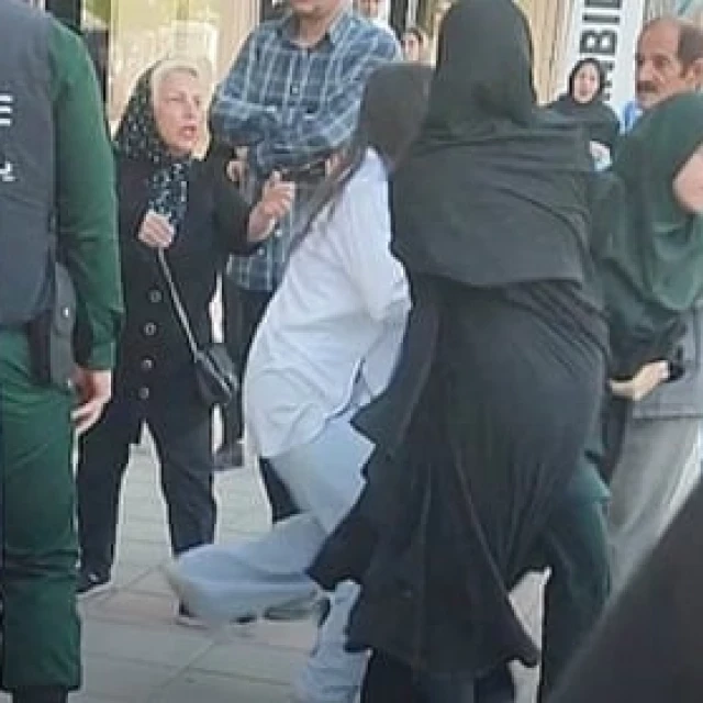 Mujeres arrastradas violentamente por la policía en las calles de Irán en medio del endurecimiento de la represión por no llevar el hiyab [ENG]