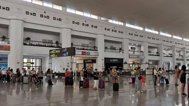 Cinco detenidos por agresiones e insultos racistas a un hombre en el aeropuerto de Málaga