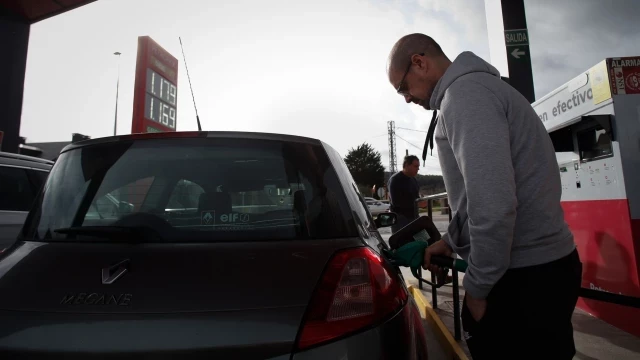 La gasolina alcanza un nuevo récord anual y acumula más de tres meses al alza