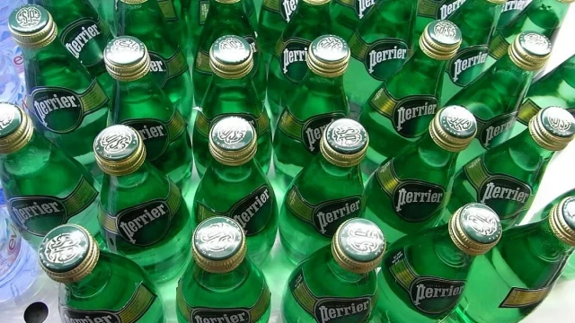 Perrier, filial de Nestlé, destruye dos millones de botellas tras el descubrimiento de bacterias "fecales"