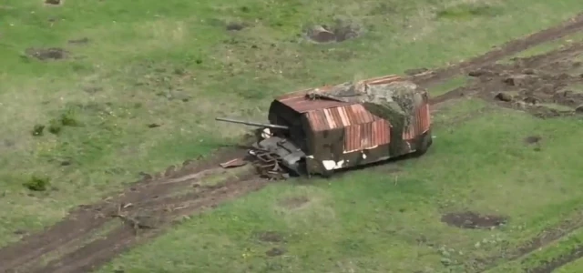El tanque tortuga ruso, la nueva táctica de la guerra de Ucrania (Noticia en inglés)