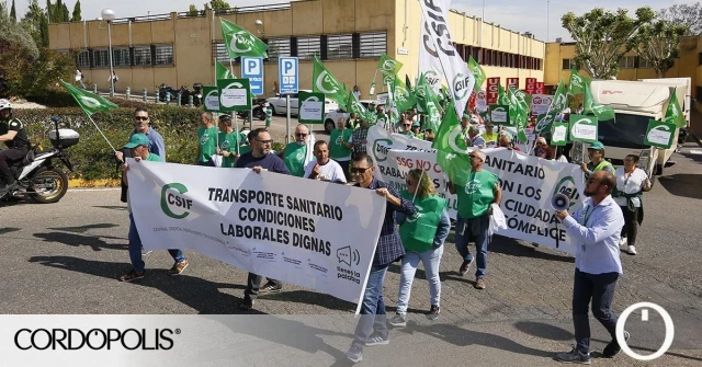 Trabajadores del transporte sanitario protestan frente al Hospital Reina Sofía por las malas condiciones laborales