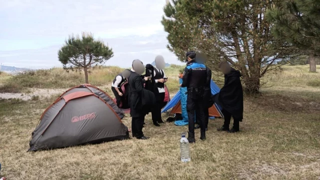 La Policía Local desaloja una acampada ilegal de tunos portugueses en Lourido
