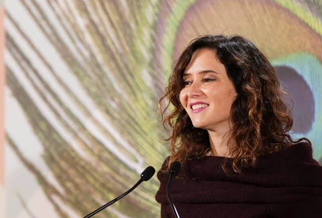 Isabel Díaz Ayuso, aguantándose la risa, anima a Pedro Sánchez a pasar sus “días de reflexión” en una residencia madrileña