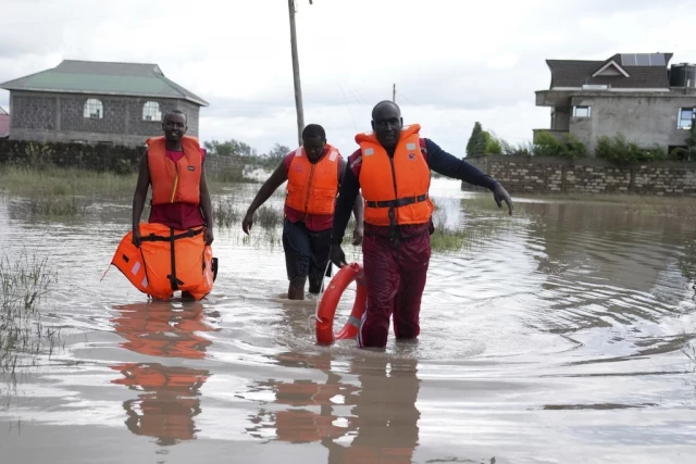 Al menos 70 personas muertas por inundaciones en Kenia; se esperan más lluvias (ENG)