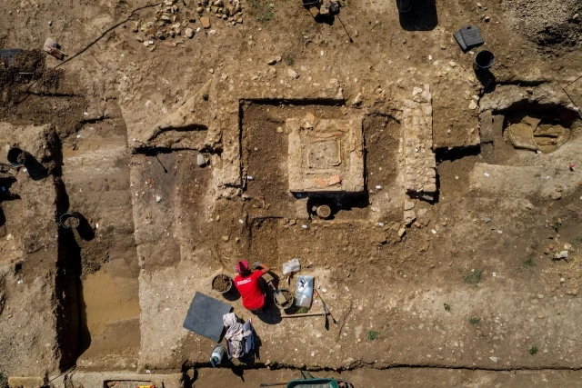 “Triclinia” para banquetes familiares y conductos de libaciones encontrados en la gran necrópolis romana de Narbo Martius con 1430 tumbas