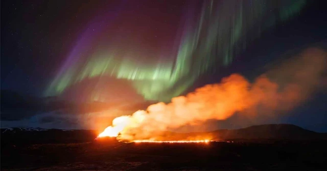 Un fotógrafo capta una aurora boreal sobre un volcán en erupción [ENG]