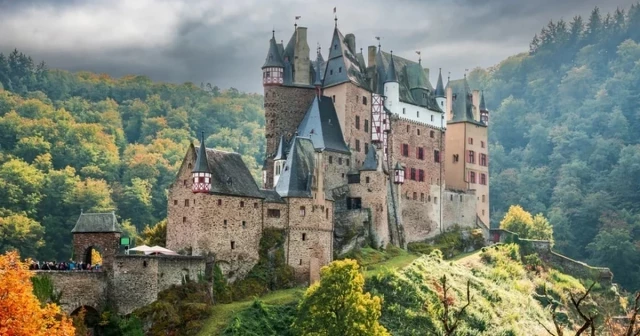 Uno de los castillos medievales más espectaculares de Europa: está en pleno bosque y a orillas de un río