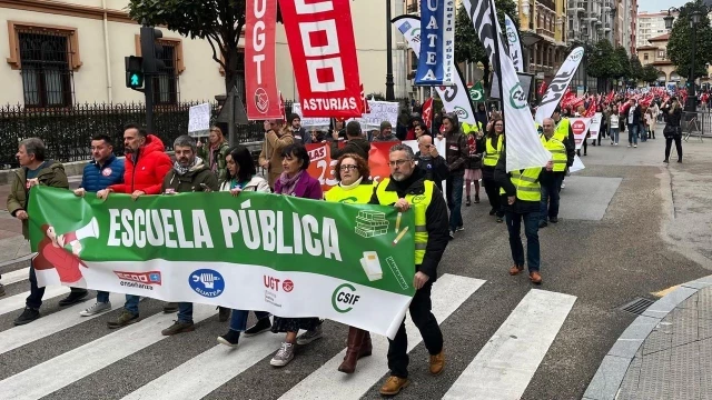 Cientos de docentes salen a la calle en Oviedo por la escuela pública: «No le están dando la importancia que se merece»