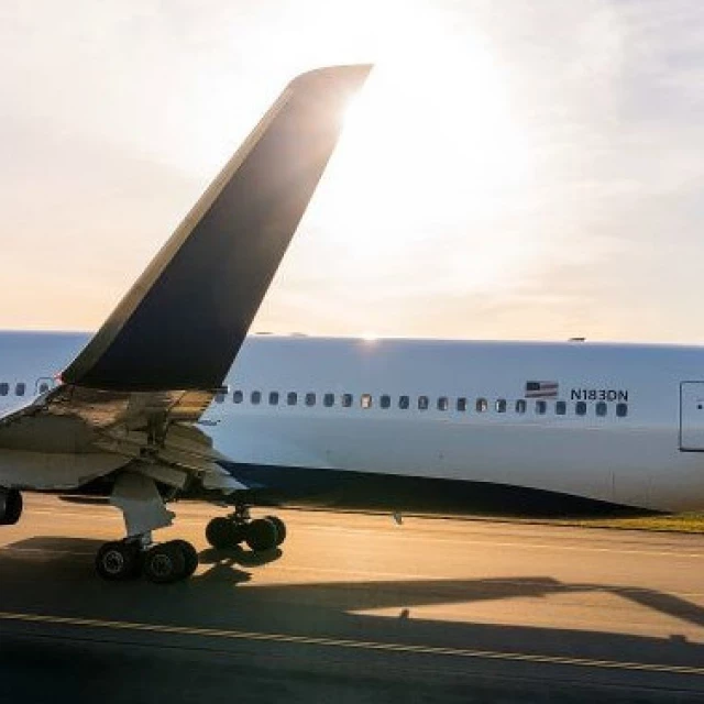 Una rampa de salida de un Boeing 767 de Delta se desprende poco después de despegar del JF Kennedy