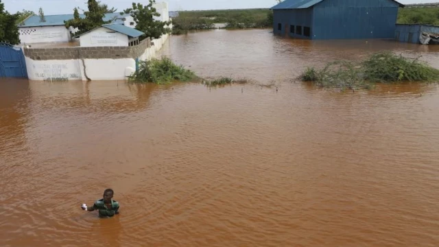 Decenas de muertos tras la rotura de una presa en Kenya, mientras las lluvias torrenciales devastan la región durante varias semanas