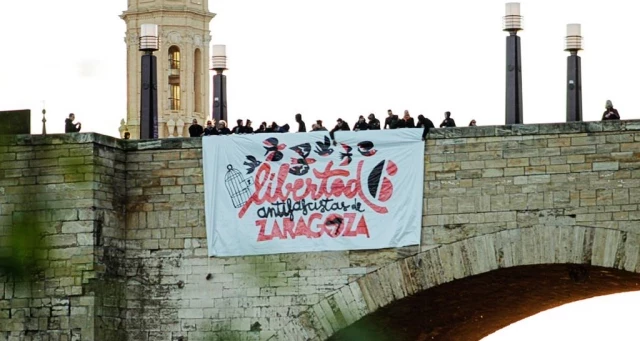 La plataforma Libertad 6 de Zaragoza pide “no banalizar con la represión judicial y política” mientras jóvenes están en prisión por manifestarse ante la extrema derecha