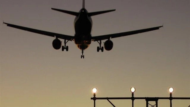 Bruselas avisa a 20 aerolíneas de que se exponen a sanciones por ofrecer a los clientes recargos en los billetes para compensar emisiones