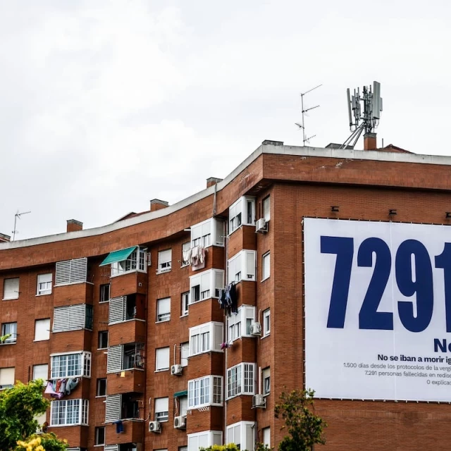 Más Madrid coloca dos lonas en la capital con la cifra que persigue a Ayuso desde el abandono en las residencias: 7.291