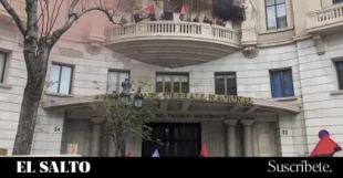 Un centenar de sindicalistas de CGT ocupan el edificio de la patronal catalana en Barcelona