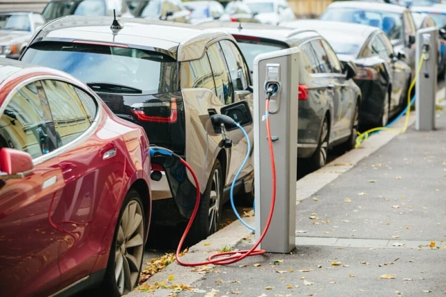 "El coche eléctrico sigue siendo prohibitivo". El precio y las dudas para cambiar los coches de gasolina estancan las ventas de eléctricos en Europa