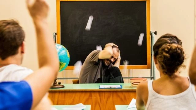 "Un profesor me dijo que al entrar a clase se pone más cerca de la puerta, por si tiene que salir corriendo": el preocupante aumento de las agresiones a los profesores en todo el mundo