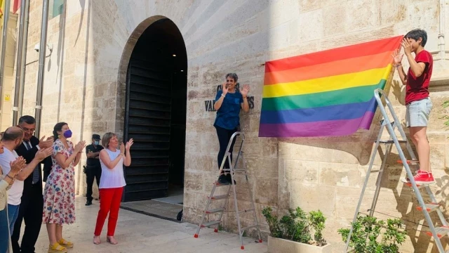 La bandera LGTBI se colgará en Les Corts a costa de otro desencuentro entre PP y Vox