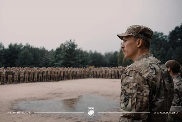 "Luchamos contra los verdaderos nazis de hoy": el comandante de Azov critica la prohibición de las armas de EE. UU. en una petición de ayuda (eng)