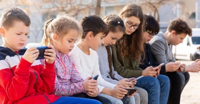 La Comunidad Valenciana prohíbe los móviles en los centros educativos