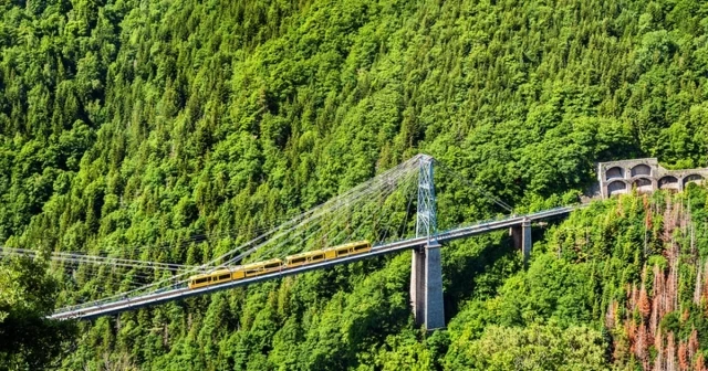 La ruta en tren más bonita de los Pirineos: ofrece panorámicas únicas en uno de los parajes más impresionantes de Europa