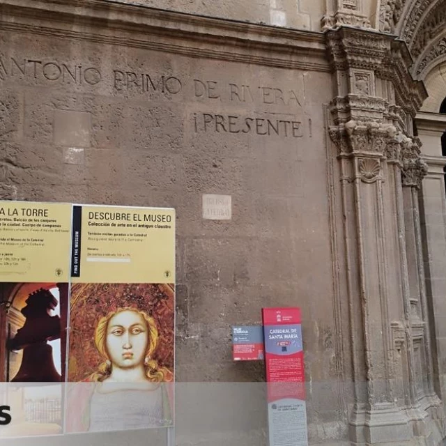 La Catedral de Murcia mantiene en sus muros inscripciones franquistas en contra de la Ley de Memoria Histórica