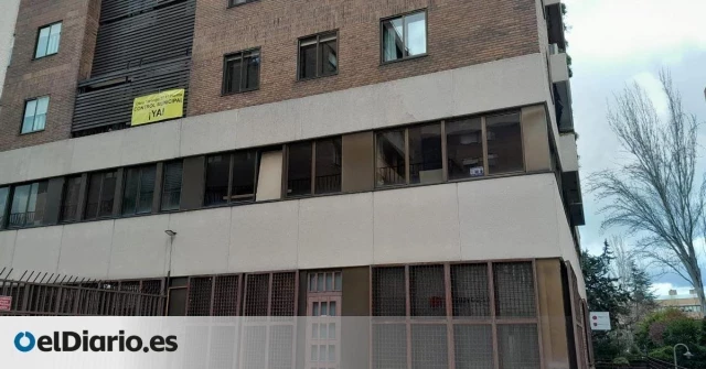 Batalla vecinal en Hortaleza contra la "obra ilegal" para convertir la oficina bajo sus casas en 15 lofts: "Estás desprotegido"