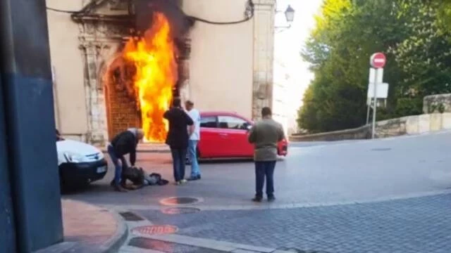 Un hombre con antecedentes incendia una iglesia de Cuenca: daña la puerta y los peatones le retienen