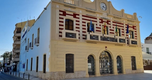 "Como eres un cerdo, aquí tienes la mierda": entra en el Ayuntamiento de Garrucha (Almería) y arroja heces y orines contra el teniente alcalde