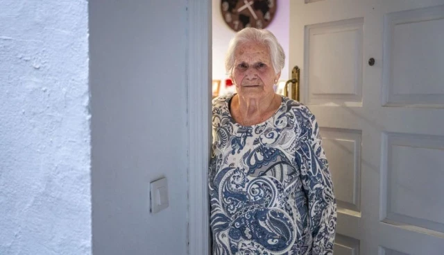 El desahucio de María a sus 87 años provoca una revuelta popular contra los pisos turísticos en Cádiz