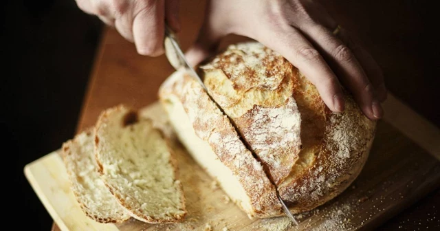¿Congelar el pan es bueno para la salud? Esto dice la ciencia sobre los vídeos virales de TikTok