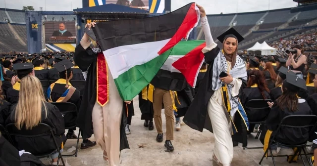 Cerca de 50 estudiantes interrumpieron una ceremonia de graduación de la Universidad de Michigan en protesta por la guerra en Gaza