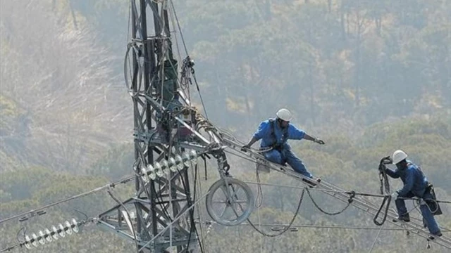 Electrocutado, con el tobillo fracturado y detenido por intentar robar cables de cobre de una torre eléctrica