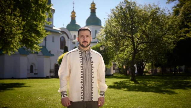 Zelenski: "Dios tiene un parche con la bandera ucraniana en el hombro"