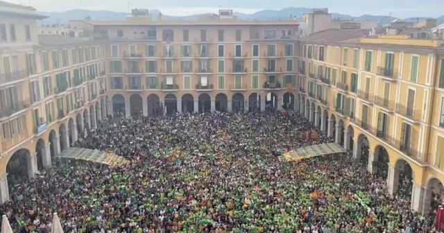 Miles de personas llenan la Plaça Major en defensa del catalán