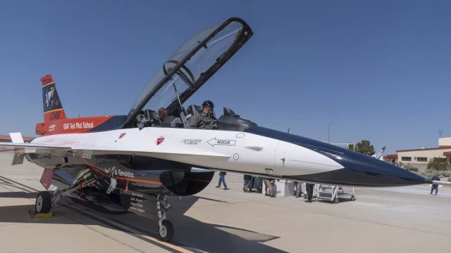 Avión de combate controlado por IA llevó al líder de la Fuerza Aérea de EEUU en paseo histórico