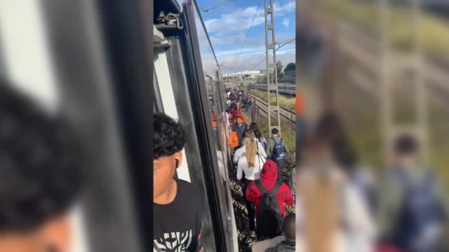 Decenas de pasajeros de Cercanías Madrid se ven obligados a salir del tren y llegar a pie a Atocha tras una hora "encerrados" y "sin aire"