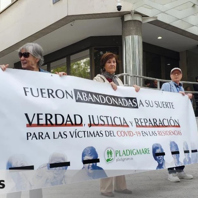 Siete familias de ancianos muertos en residencias de Madrid vuelven al juzgado que investiga los protocolos de Ayuso