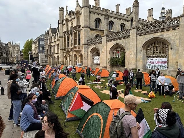 Estudiantes de Oxford y Cambridge acampan frente a sus universidades en solidaridad con Gaza y prometen que 'no se moverán' hasta que se cumplan sus demandas [ENG]