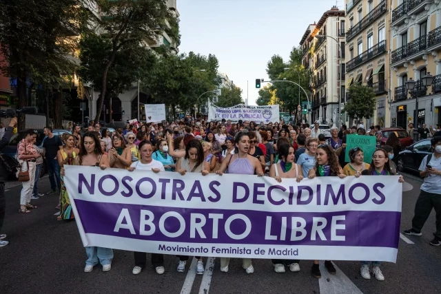 Los grupos antiabortistas obvian la ley y mantienen su "ola reaccionaria" contra las mujeres
